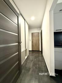 NA PREDAJ – veľký, kompletne zrekonštruovaný 2-izbový byt