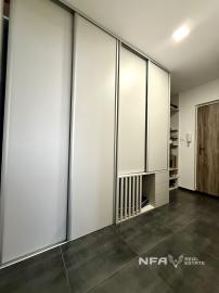 NA PREDAJ – veľký, kompletne zrekonštruovaný 2-izbový byt