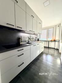 NA PREDAJ – veľký, kompletne zrekonštruovaný 2-izbový byt