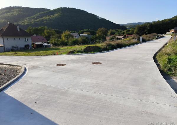 POSLEDNÝ VOĽNÝ slnečný pozemok s výhľadom na okolité hory