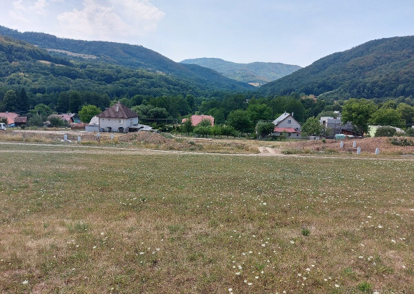 POSLEDNÝ VOĽNÝ slnečný pozemok s výhľadom na okolité hory