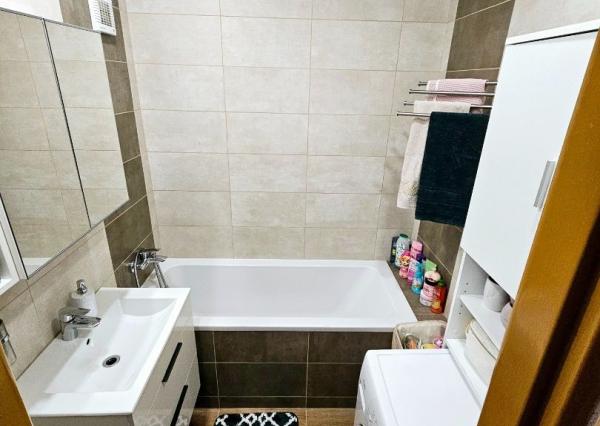 TOP Priestranný zrekonštruovaný byt v Hronseku