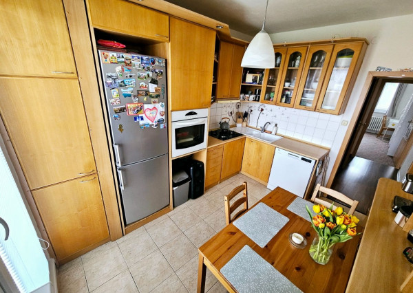 TOP Priestranný zrekonštruovaný byt v Hronseku