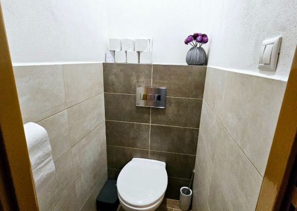 TOP Priestranný zrekonštruovaný byt v Hronseku