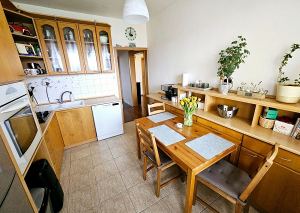 TOP Priestranný zrekonštruovaný byt v Hronseku