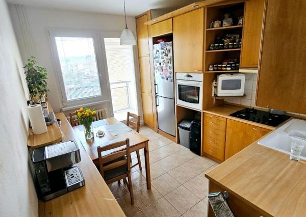 TOP Priestranný zrekonštruovaný byt v Hronseku