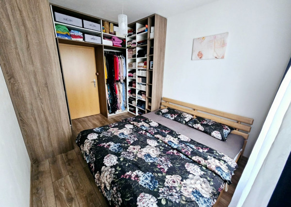 TOP Priestranný zrekonštruovaný byt v Hronseku