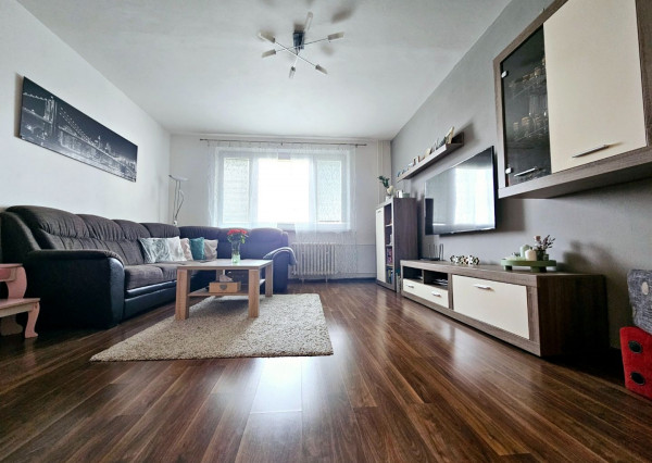 TOP Priestranný zrekonštruovaný byt v Hronseku