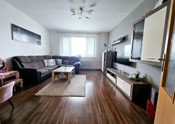 TOP Priestranný zrekonštruovaný byt v Hronseku