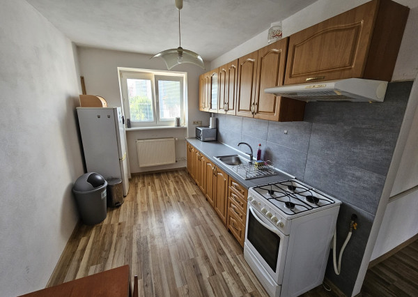 Priestranný 1i byt s veľkou pivnicou a parkovacím miestom.