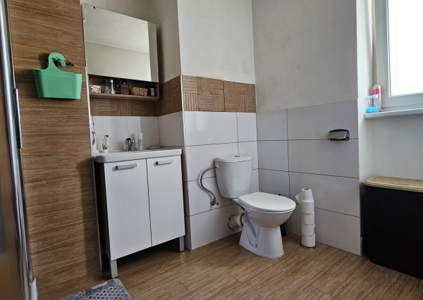 Priestranný 1i byt s veľkou pivnicou a parkovacím miestom.