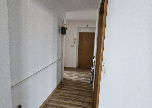 Priestranný 1i byt s veľkou pivnicou a parkovacím miestom.