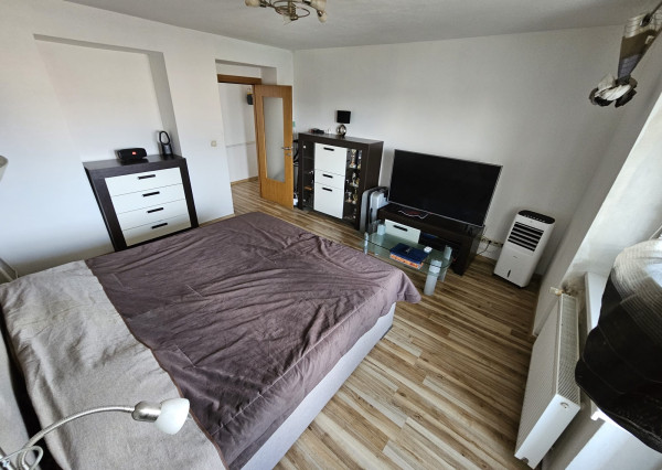 Priestranný 1i byt s veľkou pivnicou a parkovacím miestom.