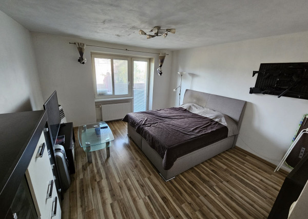 Priestranný 1i byt s veľkou pivnicou a parkovacím miestom.