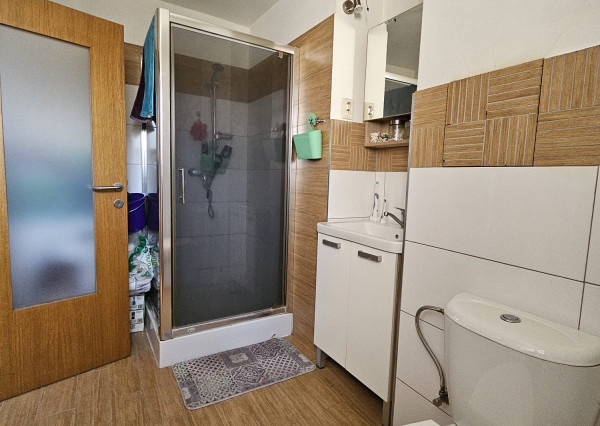 Priestranný 1i byt s veľkou pivnicou a parkovacím miestom.