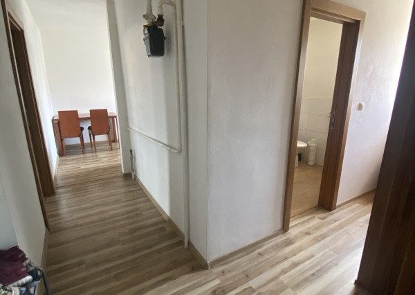 Priestranný 1i byt s veľkou pivnicou a parkovacím miestom.