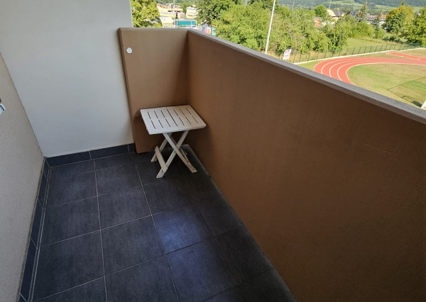 Priestranný 1i byt s veľkou pivnicou a parkovacím miestom.