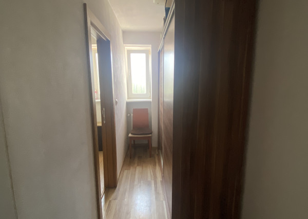 Priestranný 1i byt s veľkou pivnicou a parkovacím miestom.