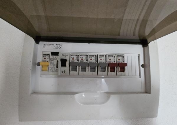 Priestranný 1i byt s veľkou pivnicou a parkovacím miestom.