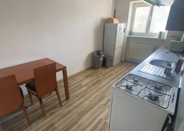 Priestranný 1i byt s veľkou pivnicou a parkovacím miestom.