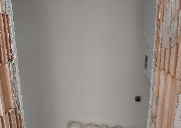 Moderná novostavba v štádiu holodom