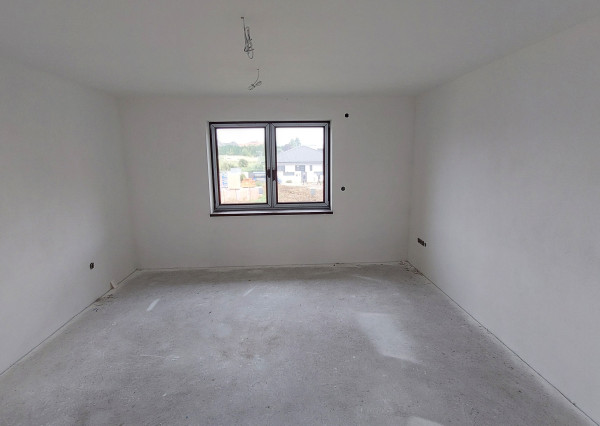 Moderná novostavba v štádiu holodom