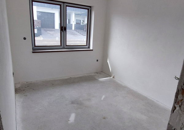 Moderná novostavba v štádiu holodom