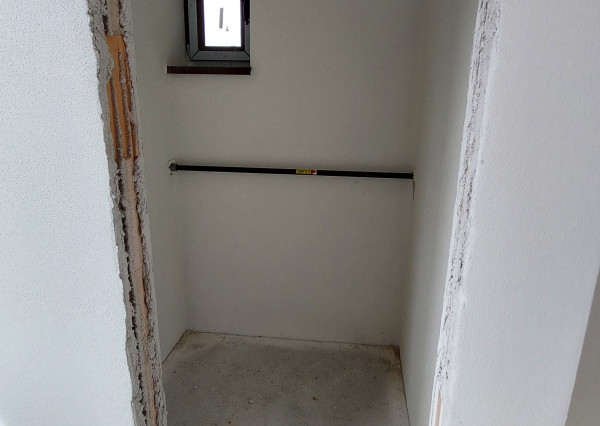 Moderná novostavba v štádiu holodom