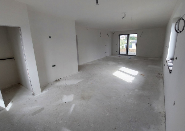 Moderná novostavba v štádiu holodom