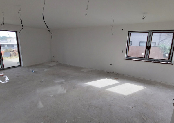 Moderná novostavba v štádiu holodom