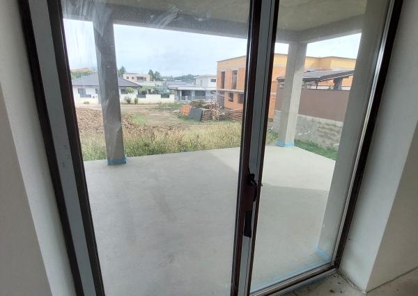 Moderná novostavba v štádiu holodom