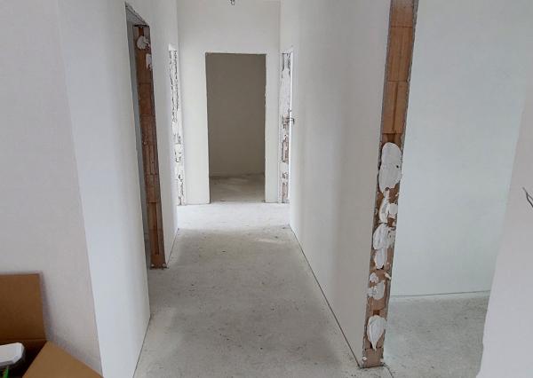 Moderná novostavba v štádiu holodom