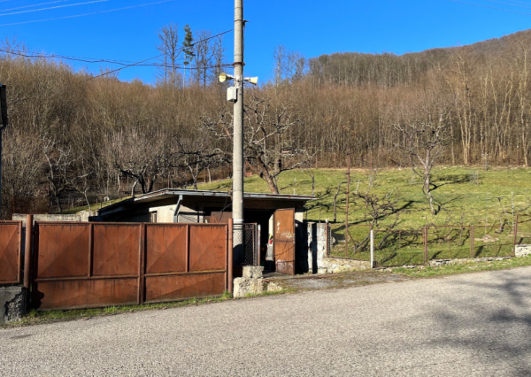 Slnečný pozemok v tichej lokalite pod lesom v lone prírody.