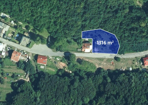 Slnečný pozemok v tichej lokalite pod lesom v lone prírody.