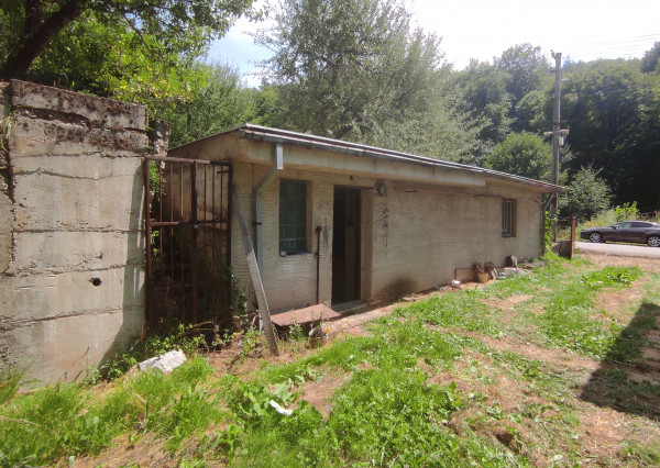 Slnečný pozemok v tichej lokalite pod lesom v lone prírody.