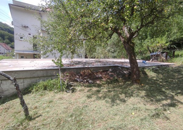 Slnečný pozemok v tichej lokalite pod lesom v lone prírody.