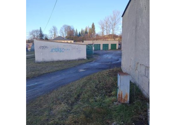 Veľká garáž v Handlovej