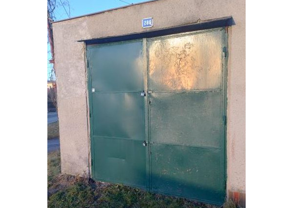 Veľká garáž v Handlovej