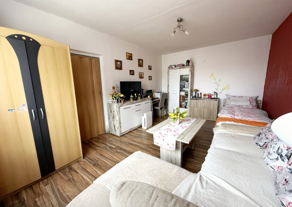 REZERVOVANÝ - Na predaj priestranný 1-izbový byt vo vyhľadávanej lokalite