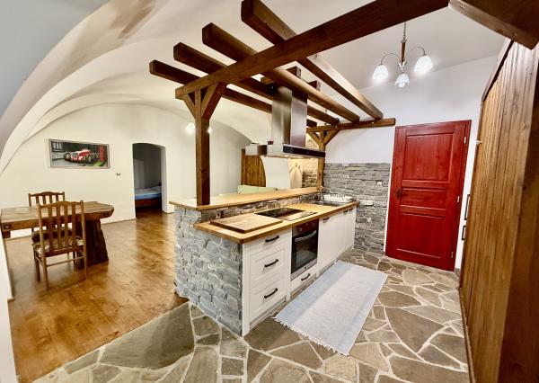 REZERVOVANÝ - Na predaj štýlový 2-izbový byt v historickom centre Svätého Jura!