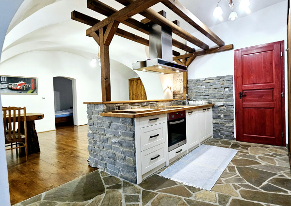 REZERVOVANÝ - Na predaj štýlový 2-izbový byt v historickom centre Svätého Jura!