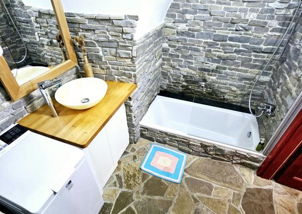 REZERVOVANÝ - Na predaj štýlový 2-izbový byt v historickom centre Svätého Jura!