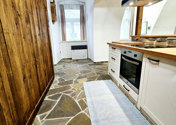 REZERVOVANÝ - Na predaj štýlový 2-izbový byt v historickom centre Svätého Jura!