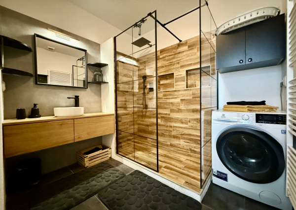 Štýlový 3-izbový byt s terasou, jacuzzi a parkovaním