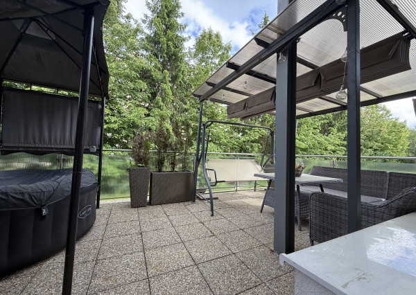 Štýlový 3-izbový byt s terasou, jacuzzi a parkovaním