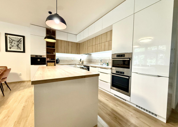 Štýlový 3-izbový byt s terasou, jacuzzi a parkovaním