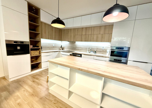 Štýlový 3-izbový byt s terasou, jacuzzi a parkovaním