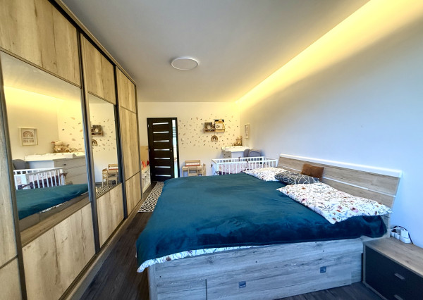 NA PREDAJ – veľký, kompletne zrekonštruovaný 2-izbový byt