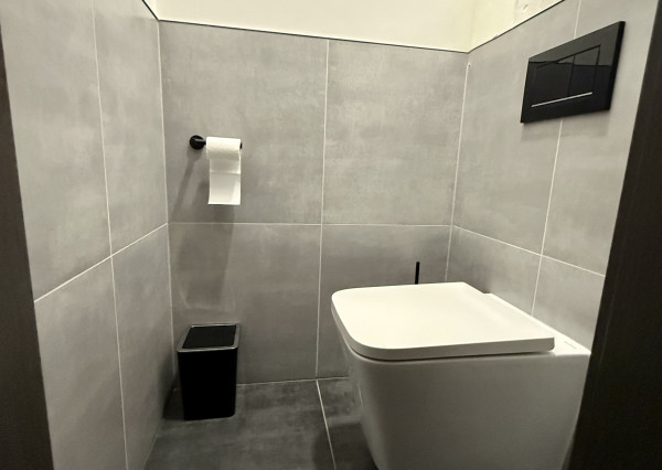 NA PREDAJ – veľký, kompletne zrekonštruovaný 2-izbový byt