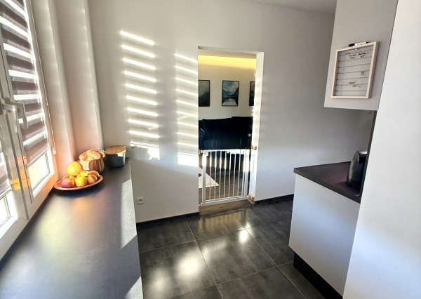 NA PREDAJ – veľký, kompletne zrekonštruovaný 2-izbový byt